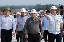 Thủ tướng thị sát cầu Nhơn Trạch trên tuyến Vành đai 3 TPHCM