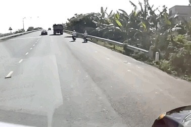 Đi kiểu "châu chấu đá xe", chiếc Kia Morning bị xe bồn ủi văng xa