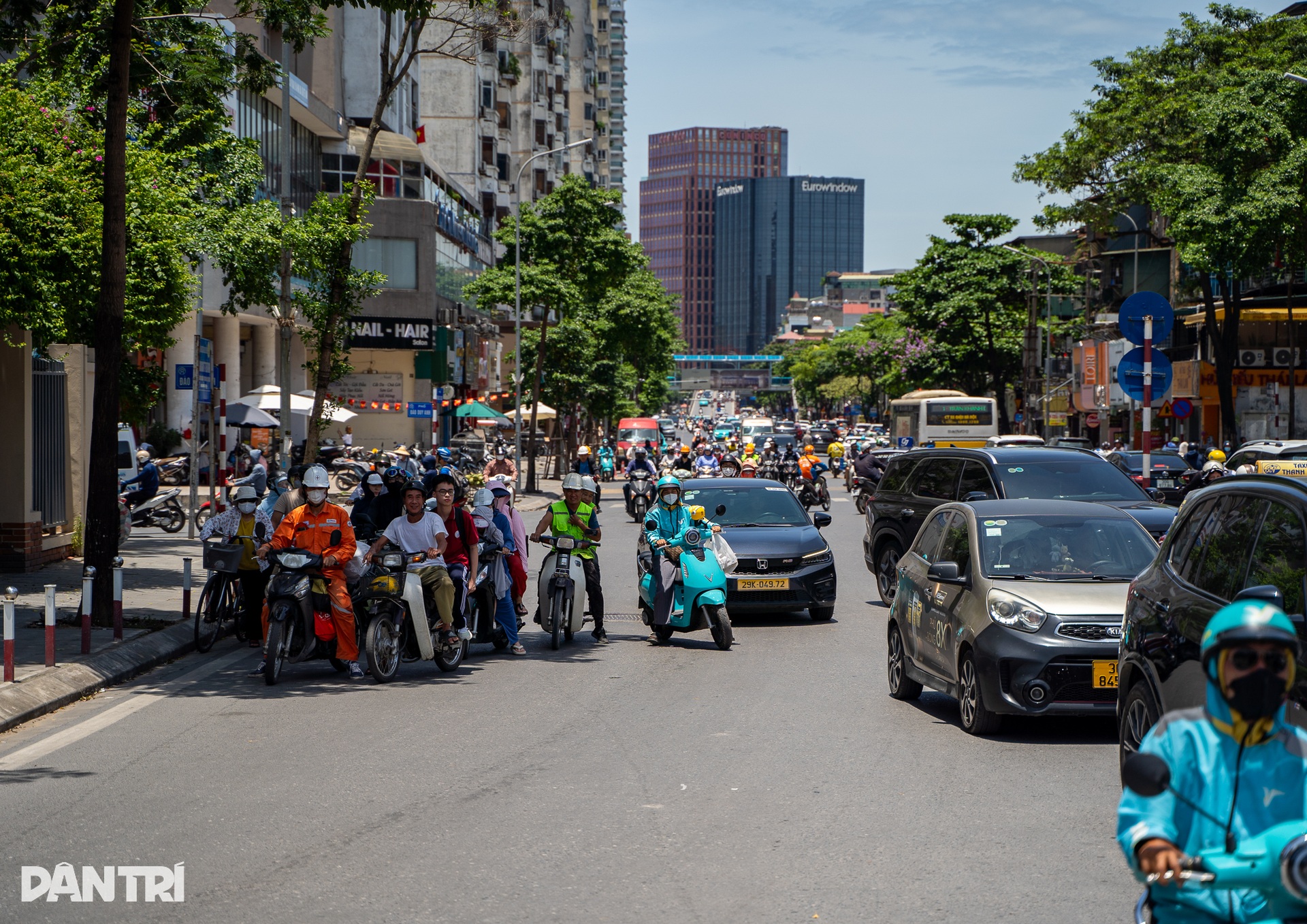 Hà Nội: Người lao động oằn mình mưu sinh dưới cái nắng như thiêu đốt - 1 Hà Nội: Người lao động oằn mình mưu sinh dưới cái nắng như thiêu đốt - 1