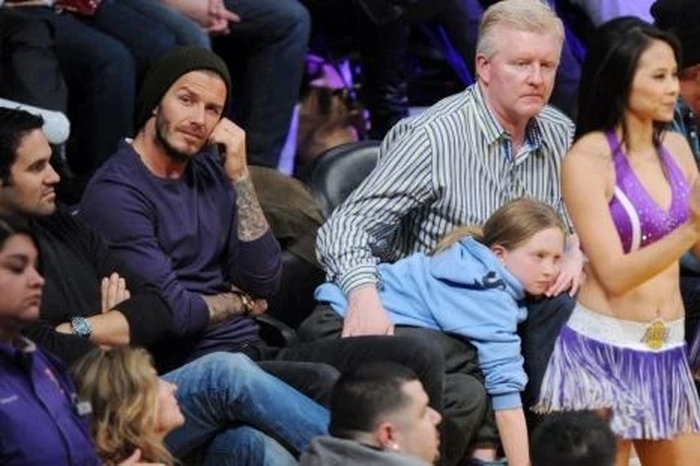 David Beckham khốn khổ vì các nàng hoạt náo viên - 7 David Beckham khốn khổ vì các nàng hoạt náo viên - 7