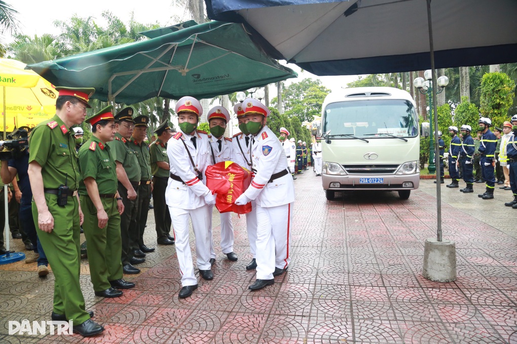 Em yên tâm an nghỉ, gia đình rất tự hào về em! - 2 Em yên tâm an nghỉ, gia đình rất tự hào về em! - 2