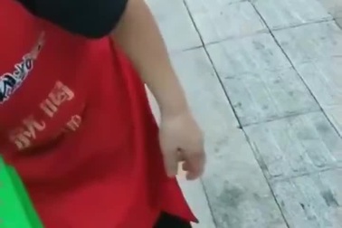 Nhân viên quán lẩu bị ghi cảnh lấy dầu thải ở thùng rác, chủ quán lên tiếng