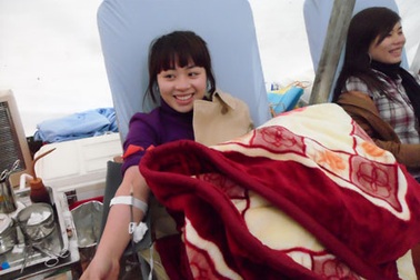 Giới trẻ Hà Nội không ngại mưa rét đi hiến máu 