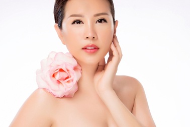 Hoa hậu Thu Hoài đẹp quý phái với đầm hở vai