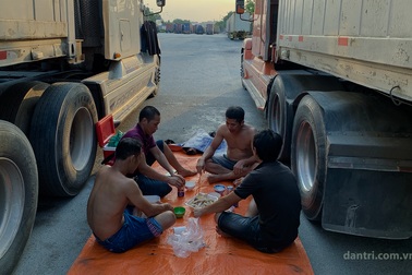 Tài xế vạ vật chờ thông quan qua cửa khẩu Mộc Bài