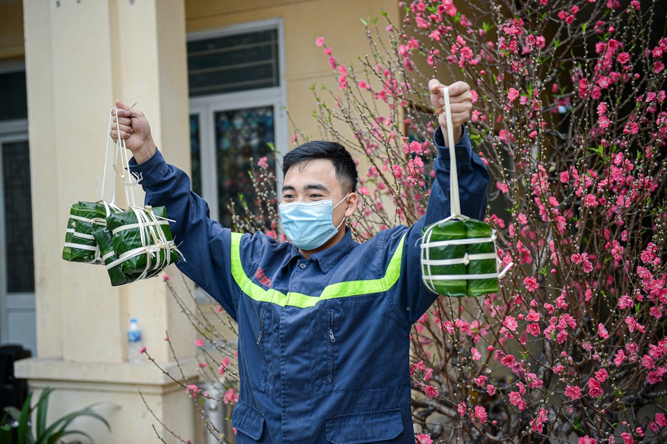Lính cứu hỏa trổ tài gói bánh chưng đón Tết - 8 Lính cứu hỏa trổ tài gói bánh chưng đón Tết - 8