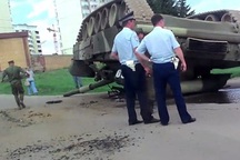 Bi hài xe tăng T-80 lật ngửa bụng trên đường ở Nga