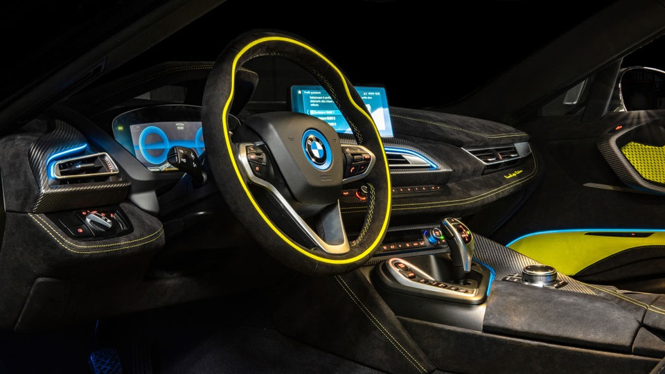 Cận cảnh chiếc BMW i8 Roadster màu xanh neon độc nhất vô nhị - 6 Cận cảnh chiếc BMW i8 Roadster màu xanh neon độc nhất vô nhị - 6