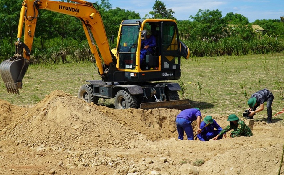 Phát hiện hài cốt liệt sĩ trong hòm gỗ, kèm tấm tôn ghi danh tính - 1 Phát hiện hài cốt liệt sĩ trong hòm gỗ, kèm tấm tôn ghi danh tính - 1