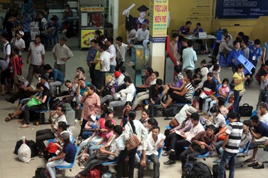 Hàng vạn sĩ tử rời Thủ đô