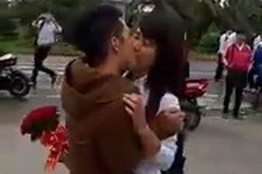 Tranh cãi về clip tỏ tình ồn ã của học sinh cấp 3