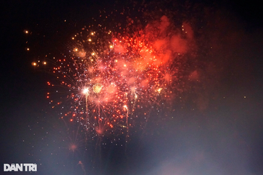 Dòng người nô nức đi xem bắn pháo hoa, Quy Nhơn đông chưa từng thấy