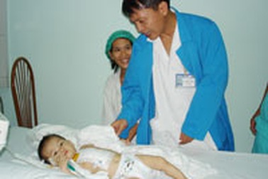 Bệnh nhi bị tim bẩm sinh được mổ miễn phí