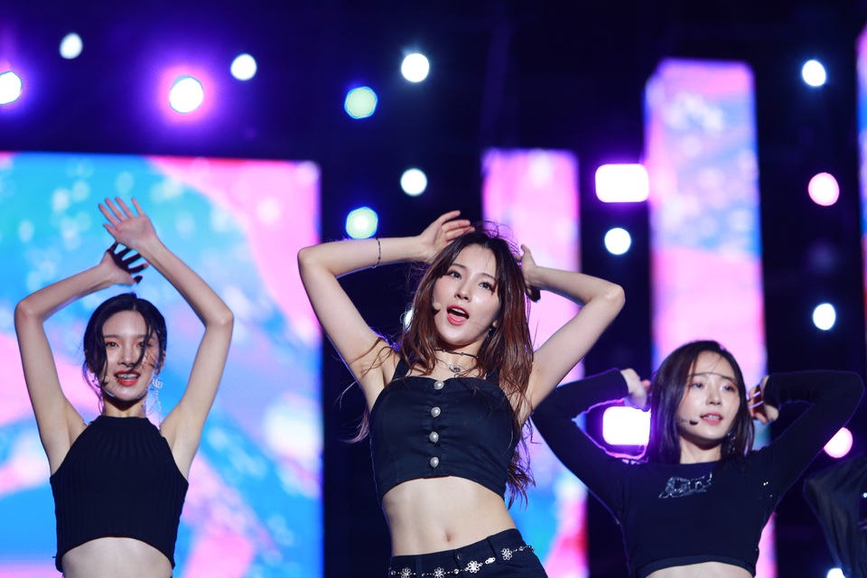 “2020 K-Pop Super Concert”: Người hâm mộ đội mưa cuồng nhiệt cổ vũ thần tượng - 5 “2020 K-Pop Super Concert”: Người hâm mộ đội mưa cuồng nhiệt cổ vũ thần tượng - 5