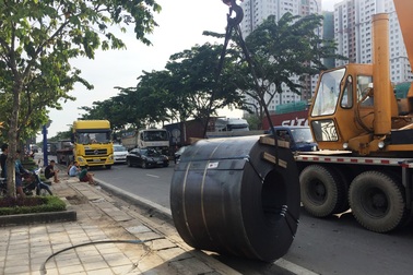 Hai cuộn thép nặng hàng chục tấn lăn lông lốc trên đại lộ