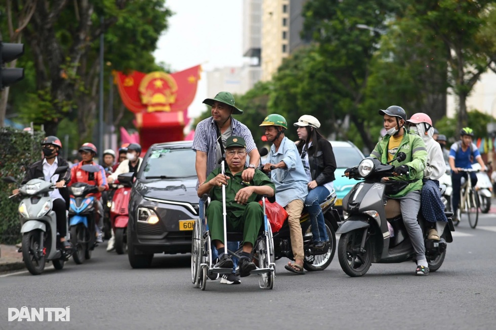 Cựu chiến binh: Tôi muốn thức trọn đêm nay để vui chung với thành phố này - 3 Cựu chiến binh: Tôi muốn thức trọn đêm nay để vui chung với thành phố này - 3