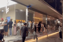 Thức xuyên đêm, chờ cả tiếng để uống trà sữa lúc 4h sáng ở Hà Nội