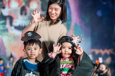 Học sinh biến hóa trong đêm hội Halloween giải cứu nhân vật bị mắc kẹt