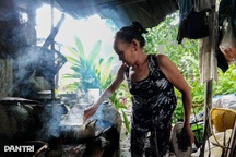 "Vợ chồng tôi già rồi, khổ mấy cũng chịu, chỉ mong con học hành nên người"