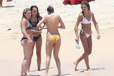 Con gái "Rambo" sexy trên biển