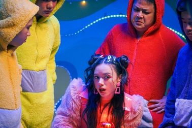 Tiểu Long "Kính vạn hoa" bất ngờ trở lại, hỗ trợ ca sĩ trẻ