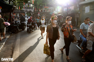 Nhịp sống sôi động của Hà Nội dưới nắng vàng cuối thu