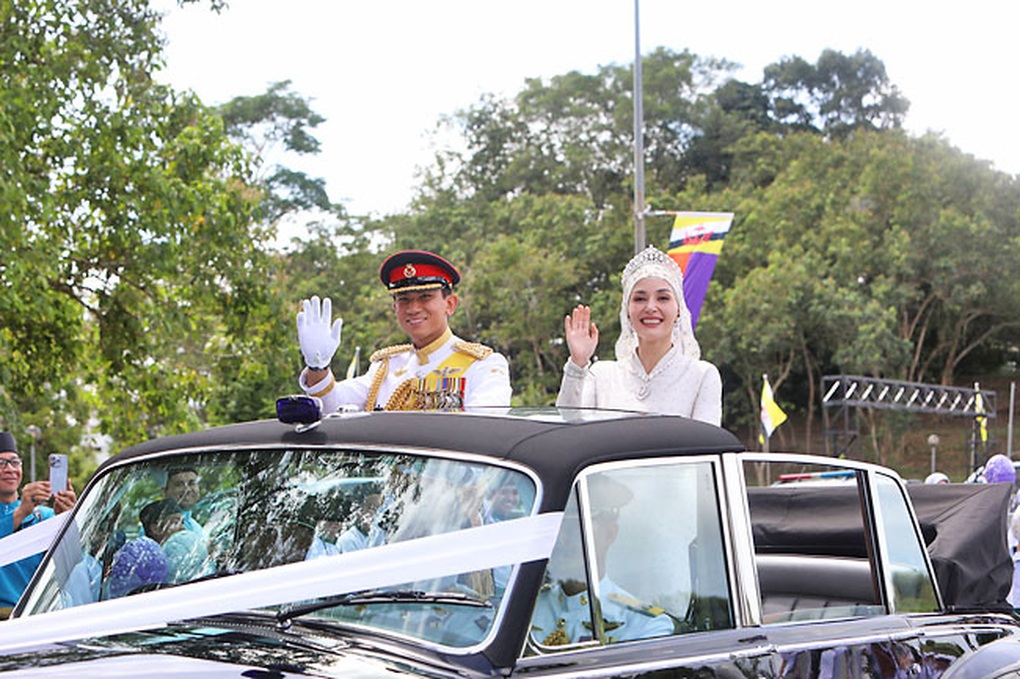 Đám cưới Hoàng tử Brunei: Mời 5.000 khách, diễu hành bằng xe Rolls-Royce - 7 Đám cưới Hoàng tử Brunei: Mời 5.000 khách, diễu hành bằng xe Rolls-Royce - 7
