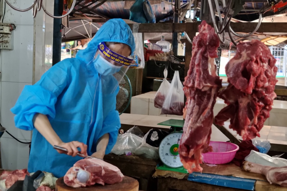 Tiểu thương Đà Nẵng mặc đồ bảo hộ kín mít, chỉ bán cho đại diện tổ dân phố - 3 Tiểu thương Đà Nẵng mặc đồ bảo hộ kín mít, chỉ bán cho đại diện tổ dân phố - 3