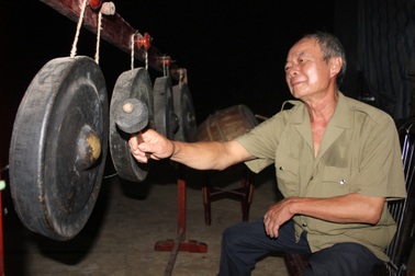 “Xuất ngoại” mua cồng chiêng, “truyền lửa” cho lớp trẻ