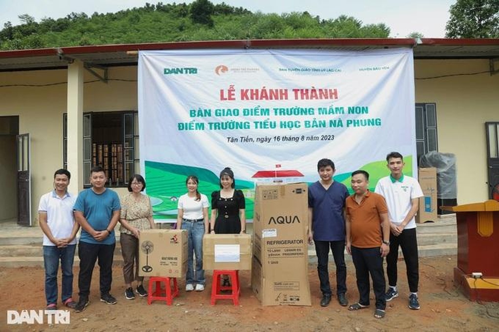 Khánh thành điểm trường Dân trí, chắp cánh ước mơ học sinh bản Nà Phung - 11 Khánh thành điểm trường Dân trí, chắp cánh ước mơ học sinh bản Nà Phung - 11