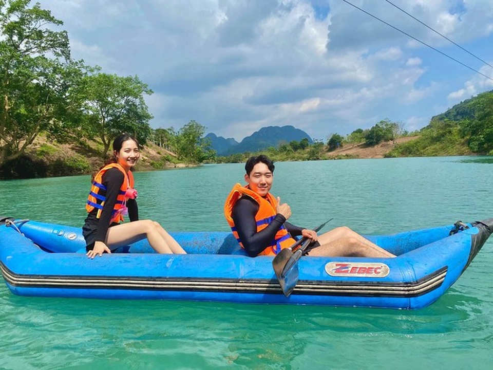 Cô gái Việt dẫn bạn trai Hàn ngắm cảnh đẹp nao lòng ở Huế - 16 Cô gái Việt dẫn bạn trai Hàn ngắm cảnh đẹp nao lòng ở Huế - 16