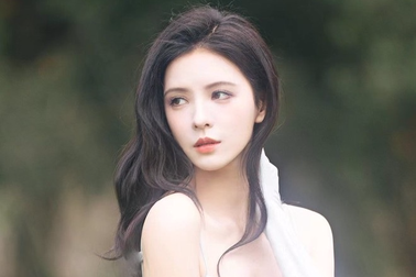 "Búp bê màn ảnh Trung Quốc" được khen xinh đẹp nhưng không nên... hát