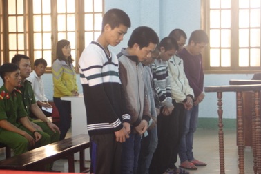 Xin gỗ không cho, rủ bạn nhậu đi chém chết cán bộ bảo vệ rừng