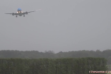 Máy bay dân dụng lảo đảo hạ cánh trong bão