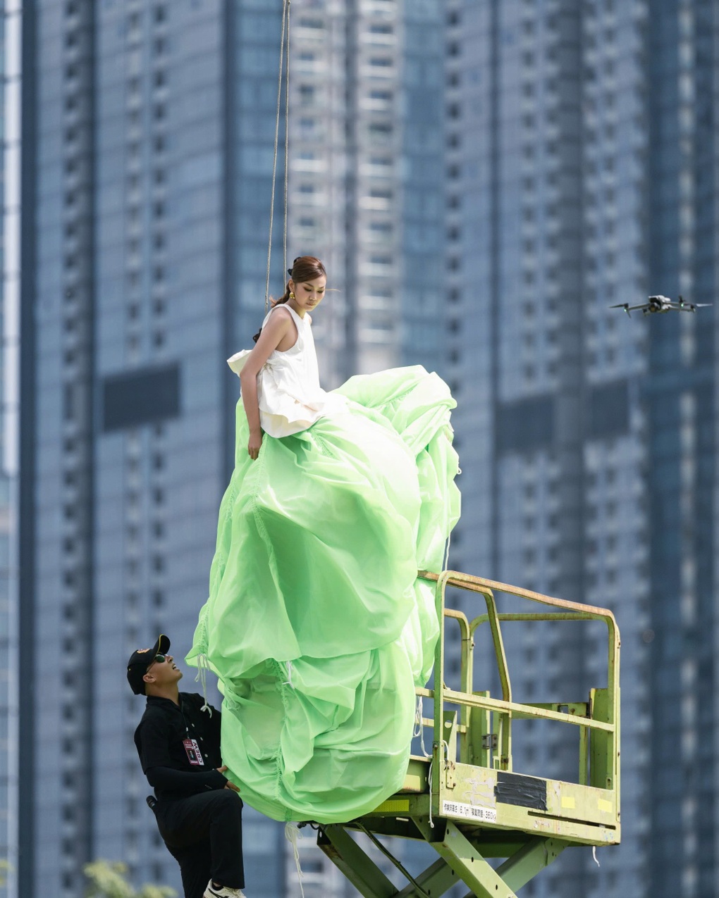 Thử thách đu dây tạo dáng gây tranh cãi: Vietnams Next Top Model nói gì? - 1 Thử thách đu dây tạo dáng gây tranh cãi: Vietnams Next Top Model nói gì? - 1