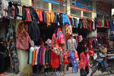 Hàng nhập lậu tràn ngập chợ quê 