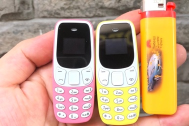 Phát sốt với điện thoại tí hon như chiếc bật lửa giá chưa tới 200.000 đồng