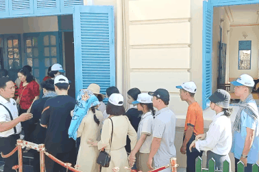 Hàng nghìn du khách "xông đất" nhà Công tử Bạc Liêu đầu năm mới