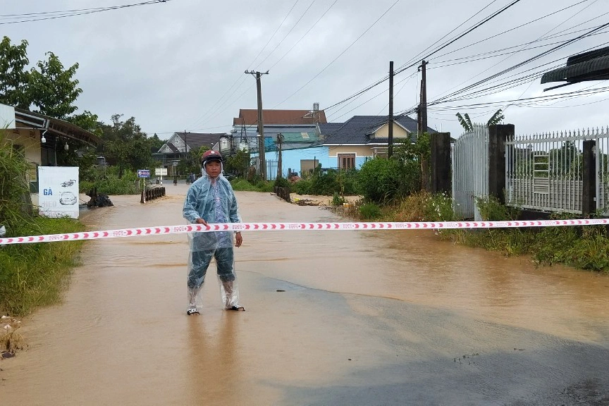 Nước cuồn cuộn đổ về TP Bảo Lộc, có nơi ngập lút xe máy - 3