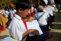 Những cuốn vở đầu tiên đến với học sinh nghèo