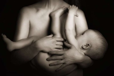 Phụ nữ có thể giảm nguy cơ mắc ung thư buồng trứng chỉ với việc cho con bú