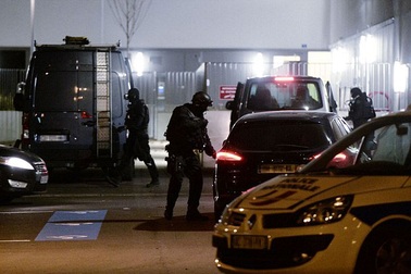 Pháp nói có tay súng thứ 9 trong vụ khủng bố Paris