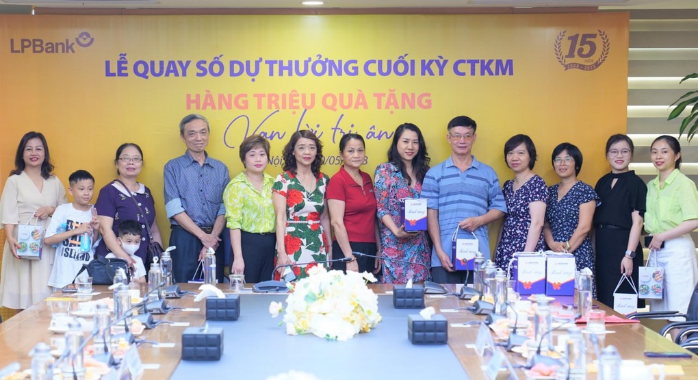 Gửi tiết kiệm tại LPBank, khách hàng trúng Toyota Camry hơn một tỷ đồng - 2 Gửi tiết kiệm tại LPBank, khách hàng trúng Toyota Camry hơn một tỷ đồng - 2
