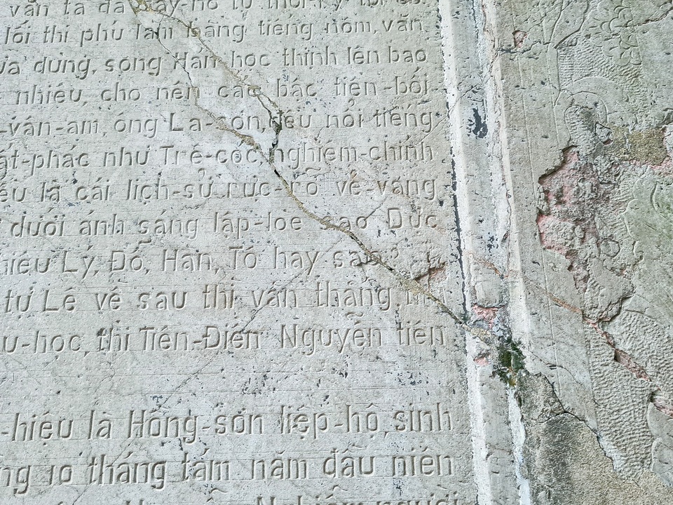Bia tưởng niệm Nguyễn Du bị lãng quên trong góc quán cà phê ở Hà Nội - 3 Bia tưởng niệm Nguyễn Du bị lãng quên trong góc quán cà phê ở Hà Nội - 3