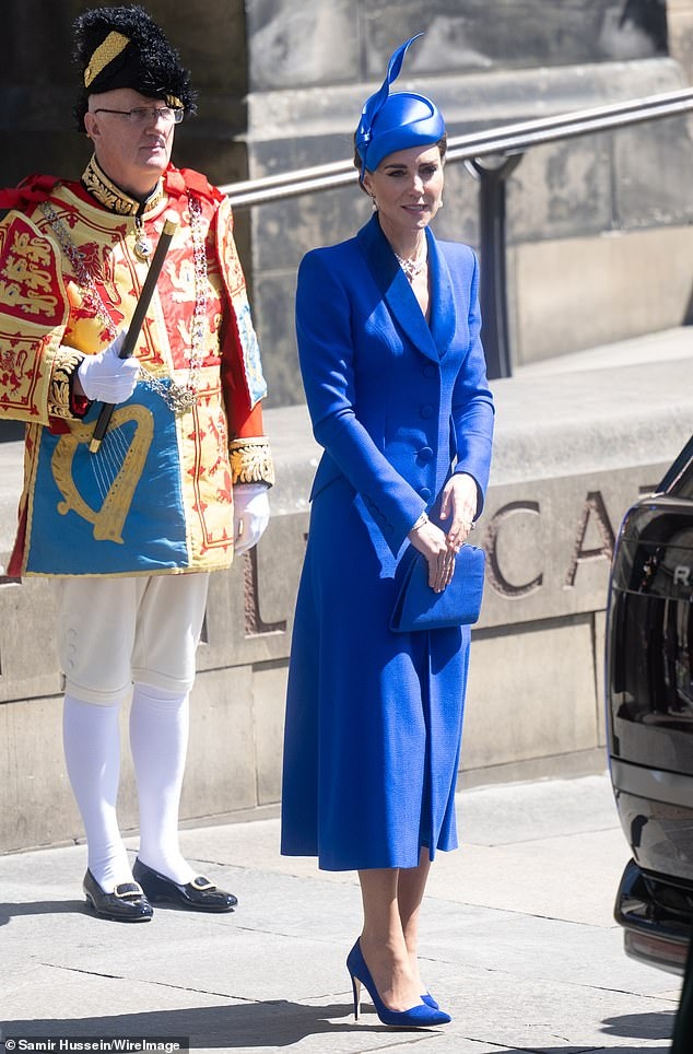 Thương hiệu giày cao gót ưa thích của công nương Kate Middleton là Emmy London với những mẫu giày sang trọng được làm từ da Ý cao cấp. Công nương Kate lựa chọn áo khoác Catherine Walker với giày cao gót màu xanh coban của Emmy London và hoàn thiện vẻ ngoài với chiếc mũ Philip Treacy (Ảnh: Daily Mail).