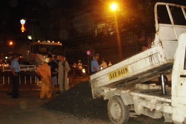 Hai “hố tử thần” xuất hiện sát đường ray xe lửa