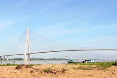 Nam thanh niên bỏ xe máy, nhảy cầu Cần Thơ tự vẫn