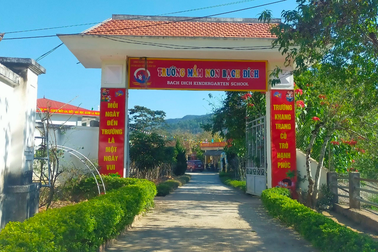 Tạm đình chỉ một hiệu trưởng do liên quan tiền hỗ trợ học sinh