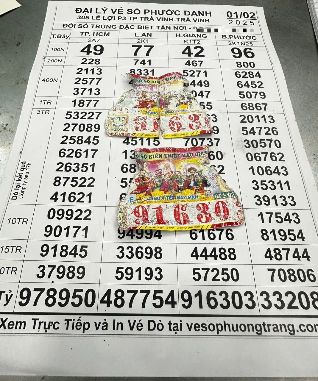 Lelaki mengharungi sawah untuk menangkap ketam, meremukkan 2 tiket loteri jackpot - 1 Người đàn ông lội ruộng bắt ba khía, làm ướt nhàu 2 tờ vé số giải độc đắc - 1