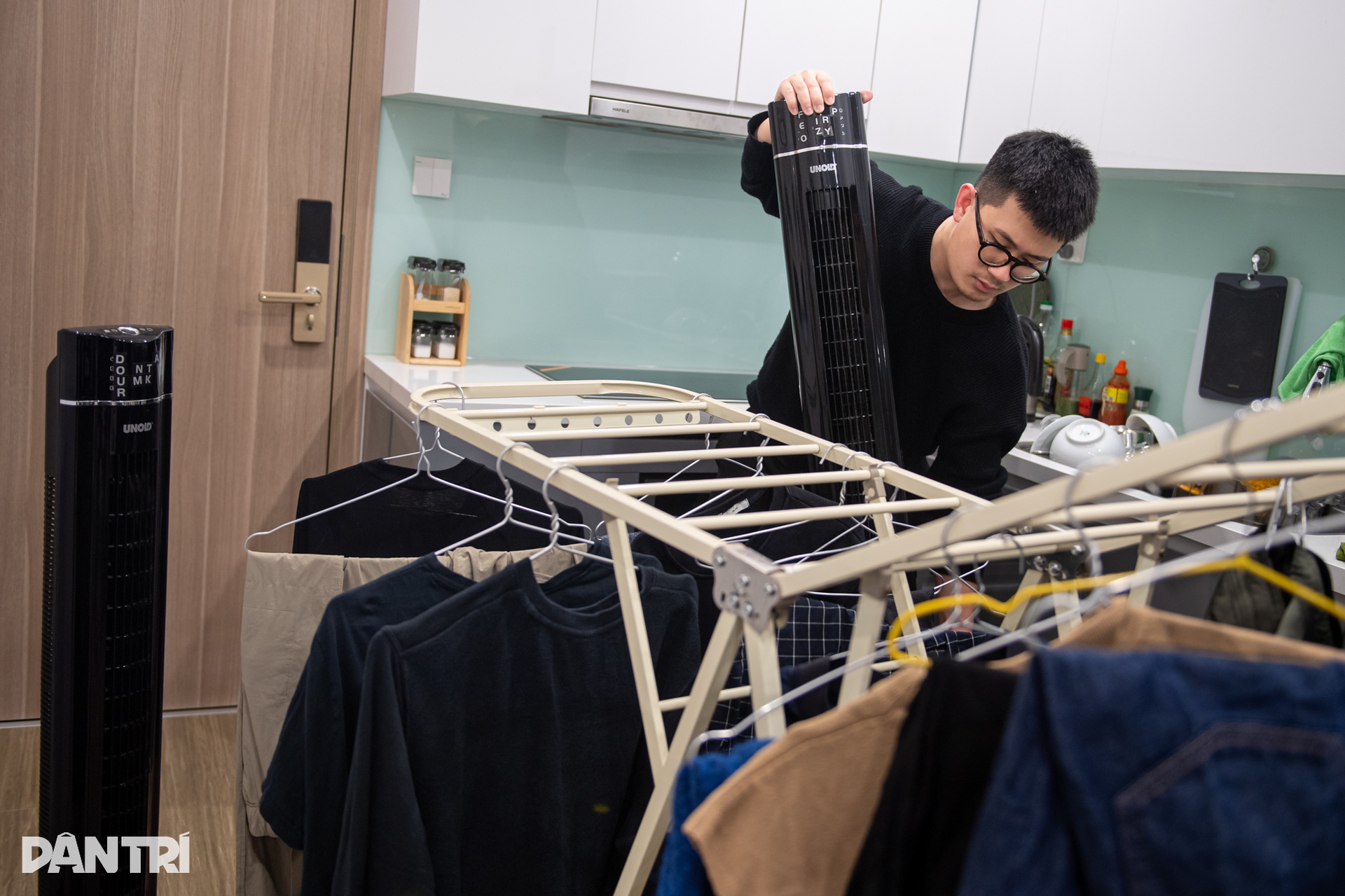 Trời nồm: Sinh viên cắn răng chi tiền giặt quần áo ở tiệm vì hết đồ mặc - 6